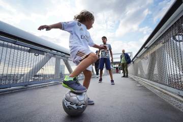 国乒选手甜甜带伤拼搏，赛场表现引关注（配图示意）